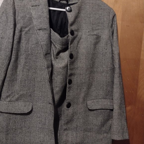 Black/White Checkered Skirt Suit - Picture 12 of 14